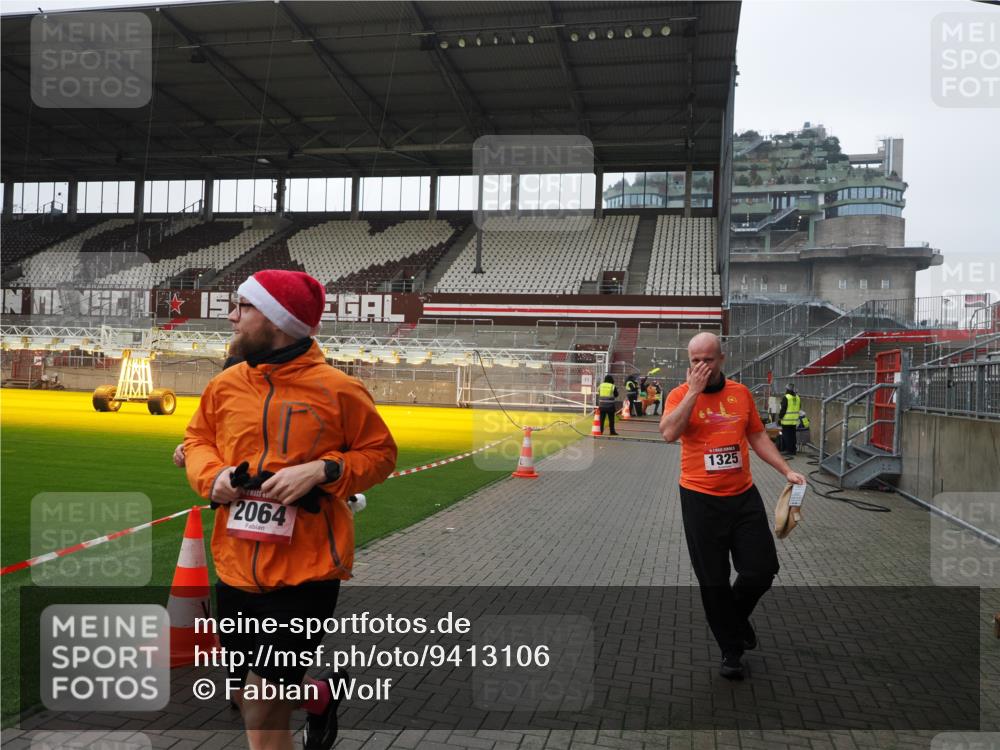 07.12.2025 - St. Pauli X-Mass-Run No. 15 Fabian Wolf http://msf.ph/oto/9413106 07.12.2025 11:18:58 Ziel 1109, 1322, 2064, 2067 meine-sportfotos.de