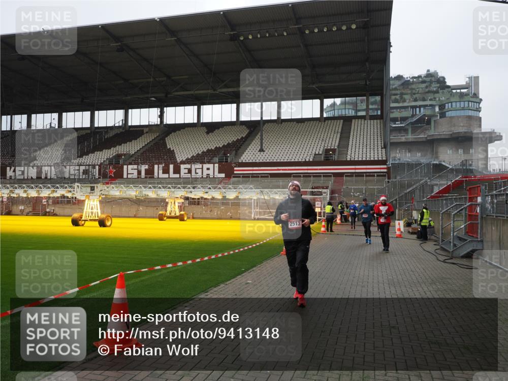 07.12.2025 - St. Pauli X-Mass-Run No. 15 Fabian Wolf http://msf.ph/oto/9413148 07.12.2025 11:19:08 Ziel 295, 302, 1617, 2064, 2067, 2597 meine-sportfotos.de