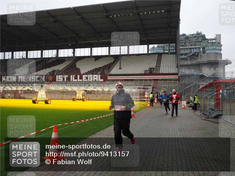07.12.2025 - St. Pauli X-Mass-Run No. 15 Fabian Wolf http://msf.ph/oto/9413157 07.12.2025 11:19:09 Ziel 295, 302, 1617, 2064, 2067, 2597 meine-sportfotos.de