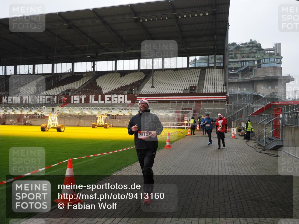 07.12.2025 - St. Pauli X-Mass-Run No. 15 Fabian Wolf http://msf.ph/oto/9413160 07.12.2025 11:19:09 Ziel 295, 302, 1617, 2064, 2067, 2597 meine-sportfotos.de
