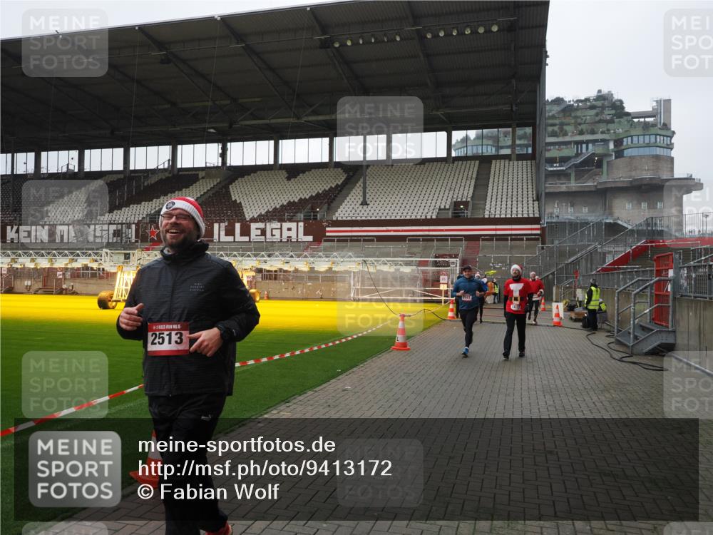 07.12.2025 - St. Pauli X-Mass-Run No. 15 Fabian Wolf http://msf.ph/oto/9413172 07.12.2025 11:19:10 Ziel 295, 302, 1617, 2064, 2067, 2597, 3205 meine-sportfotos.de