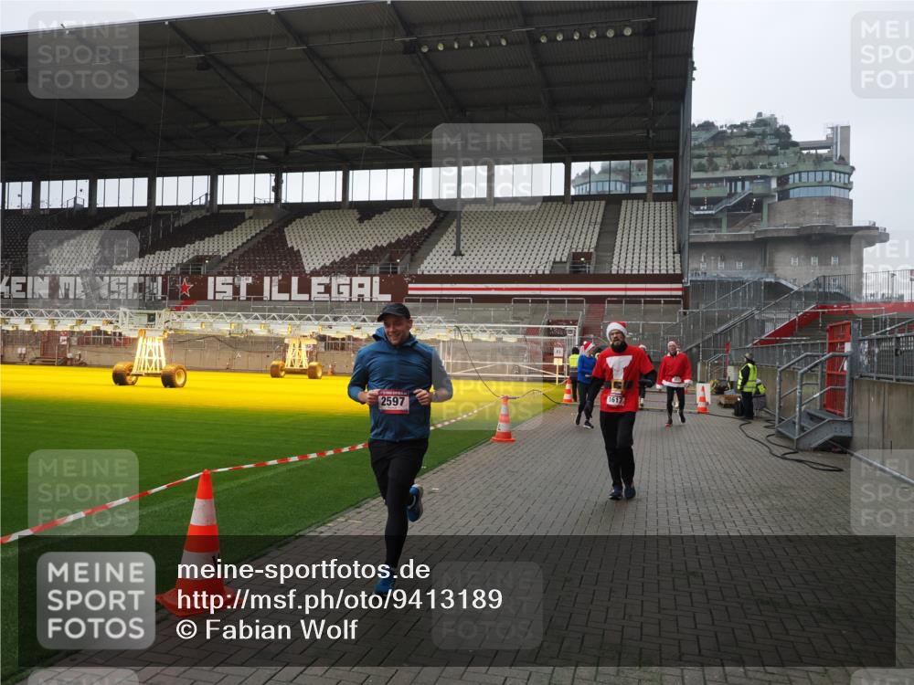 07.12.2025 - St. Pauli X-Mass-Run No. 15 Fabian Wolf http://msf.ph/oto/9413189 07.12.2025 11:19:12 Ziel 295, 302, 1617, 2597, 2788, 3205 meine-sportfotos.de