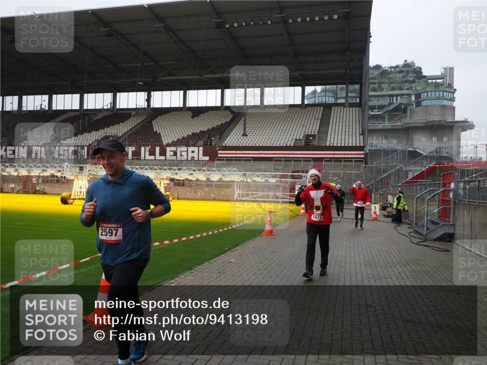 07.12.2025 - St. Pauli X-Mass-Run No. 15 Fabian Wolf http://msf.ph/oto/9413198 07.12.2025 11:19:12 Ziel 295, 302, 1617, 2597, 2788, 3205 meine-sportfotos.de