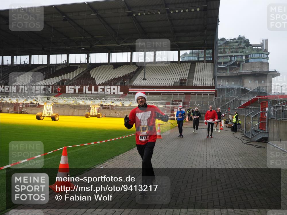 07.12.2025 - St. Pauli X-Mass-Run No. 15 Fabian Wolf http://msf.ph/oto/9413217 07.12.2025 11:19:14 Ziel 295, 302, 1617, 2597, 2788, 3205 meine-sportfotos.de