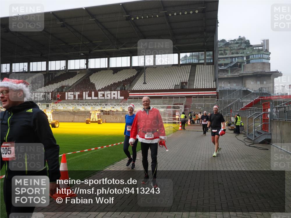 07.12.2025 - St. Pauli X-Mass-Run No. 15 Fabian Wolf http://msf.ph/oto/9413243 07.12.2025 11:19:23 Ziel 295, 302, 797, 1617, 2062, 2597, 2788, 3205 meine-sportfotos.de