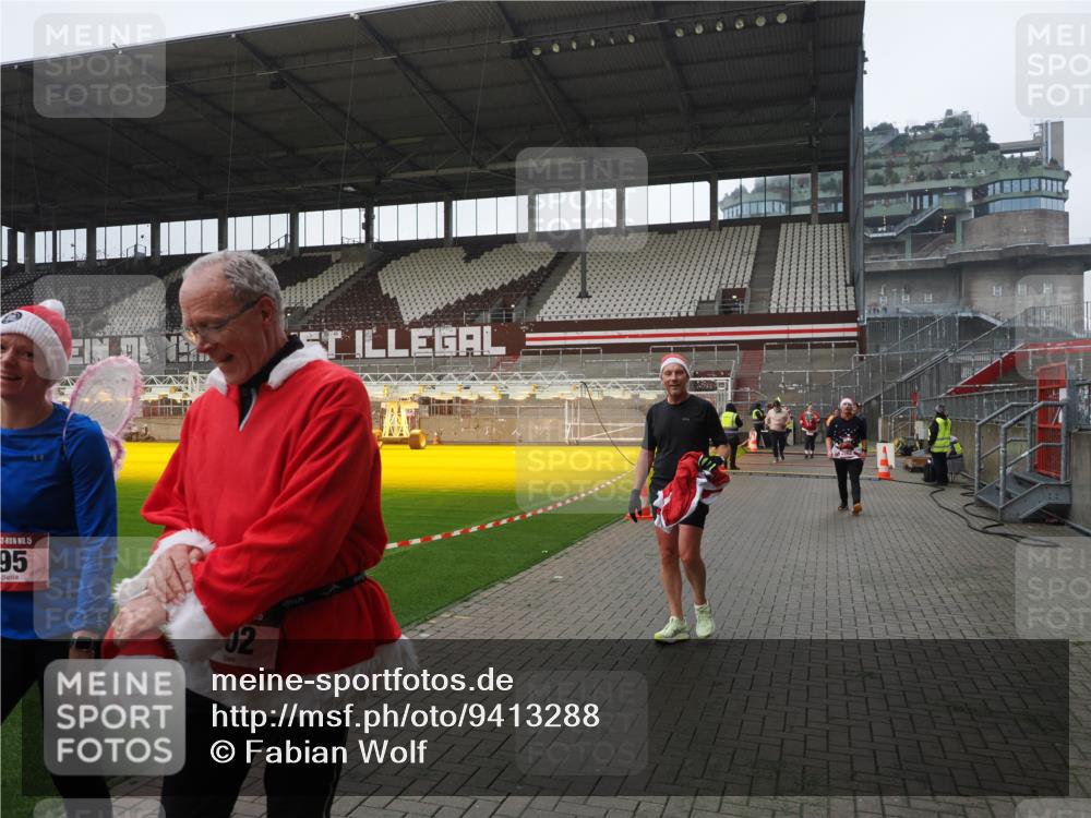 07.12.2025 - St. Pauli X-Mass-Run No. 15 Fabian Wolf http://msf.ph/oto/9413288 07.12.2025 11:19:26 Ziel 295, 302, 797, 1563, 2062, 2597, 2788, 3205 meine-sportfotos.de