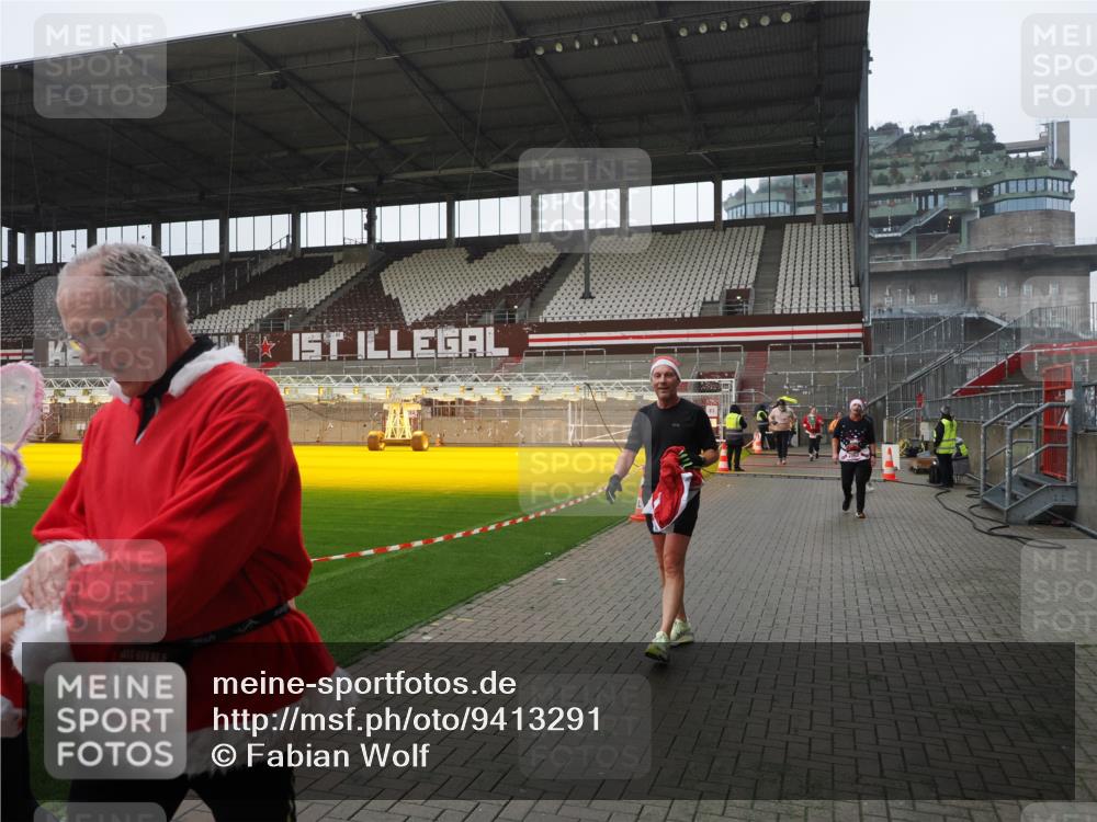 07.12.2025 - St. Pauli X-Mass-Run No. 15 Fabian Wolf http://msf.ph/oto/9413291 07.12.2025 11:19:26 Ziel 295, 302, 797, 1563, 2062, 2597, 2788, 3205 meine-sportfotos.de