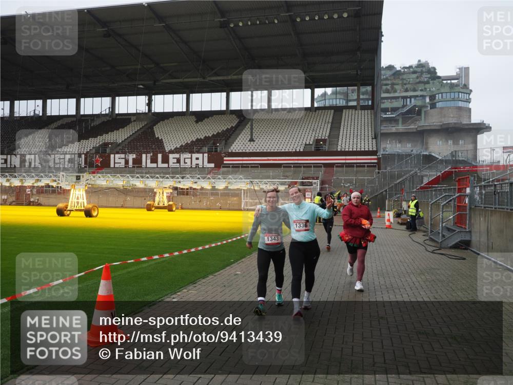 07.12.2025 - St. Pauli X-Mass-Run No. 15 Fabian Wolf http://msf.ph/oto/9413439 07.12.2025 11:19:44 Ziel 367, 373, 1336, 1343, 1563, 2217, 3160, 3822, 3823 meine-sportfotos.de