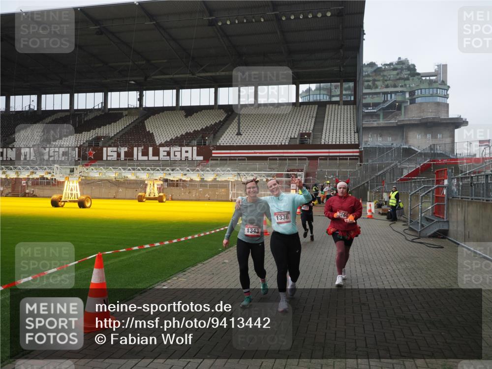 07.12.2025 - St. Pauli X-Mass-Run No. 15 Fabian Wolf http://msf.ph/oto/9413442 07.12.2025 11:19:45 Ziel 367, 373, 1336, 1343, 1563, 2217, 2581, 3075, 3160, 3822, 3823 meine-sportfotos.de