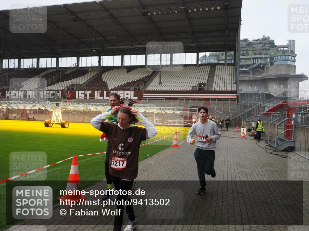 07.12.2025 - St. Pauli X-Mass-Run No. 15 Fabian Wolf http://msf.ph/oto/9413502 07.12.2025 11:19:51 Ziel 1336, 1343, 2217, 2581, 2771, 3075, 3160, 3822, 3823 meine-sportfotos.de