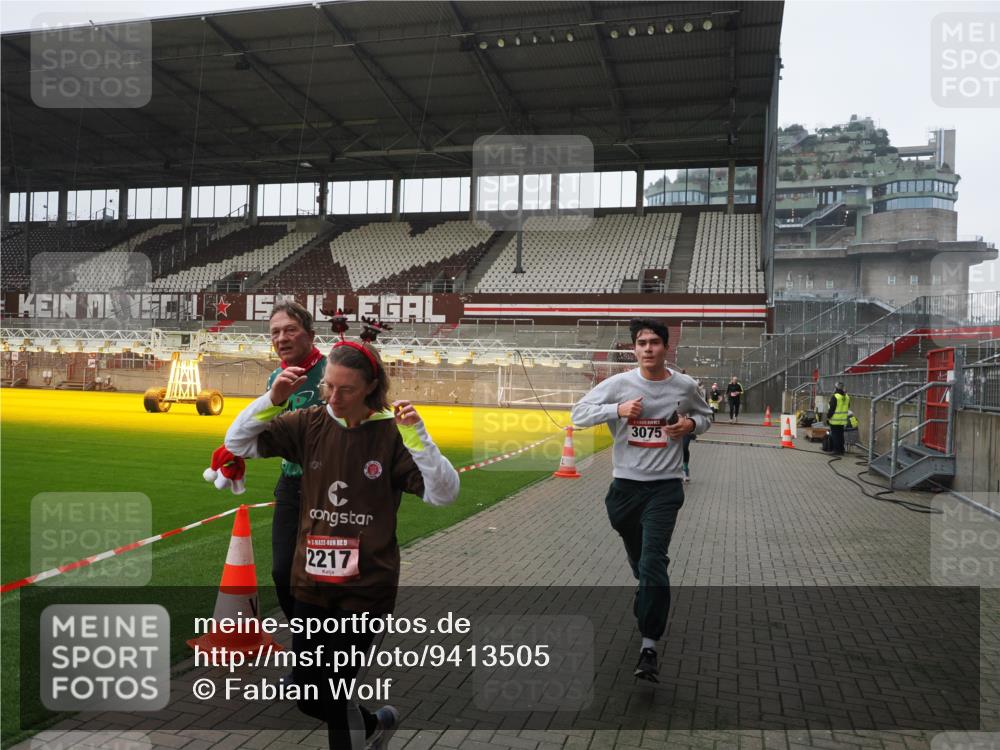 07.12.2025 - St. Pauli X-Mass-Run No. 15 Fabian Wolf http://msf.ph/oto/9413505 07.12.2025 11:19:51 Ziel 1336, 1343, 2217, 2581, 2771, 3075, 3160, 3822, 3823 meine-sportfotos.de