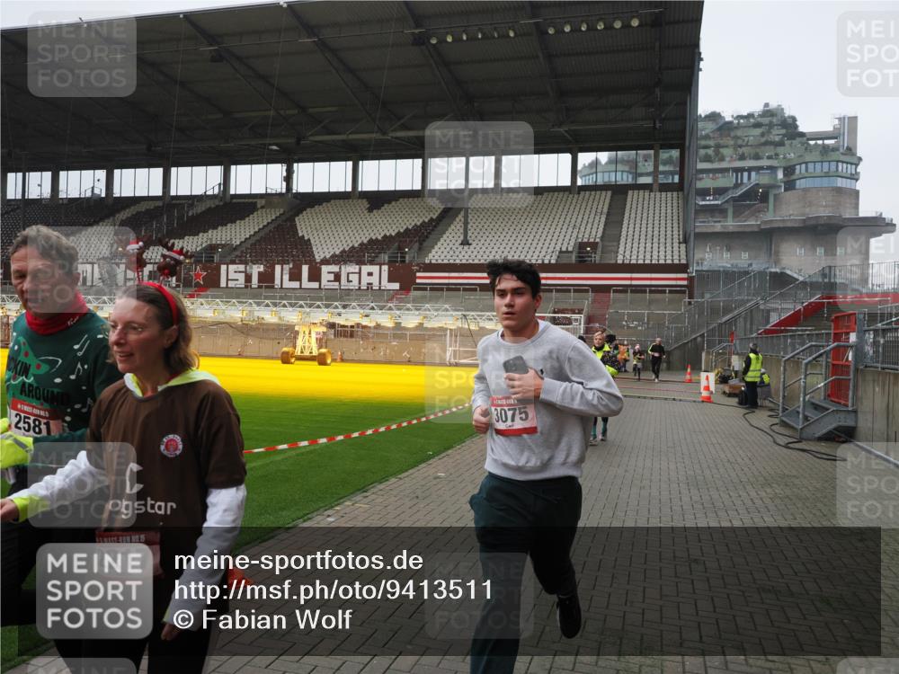 07.12.2025 - St. Pauli X-Mass-Run No. 15 Fabian Wolf http://msf.ph/oto/9413511 07.12.2025 11:19:52 Ziel 1343, 2217, 2581, 2771, 3075, 3160, 3822, 3823 meine-sportfotos.de