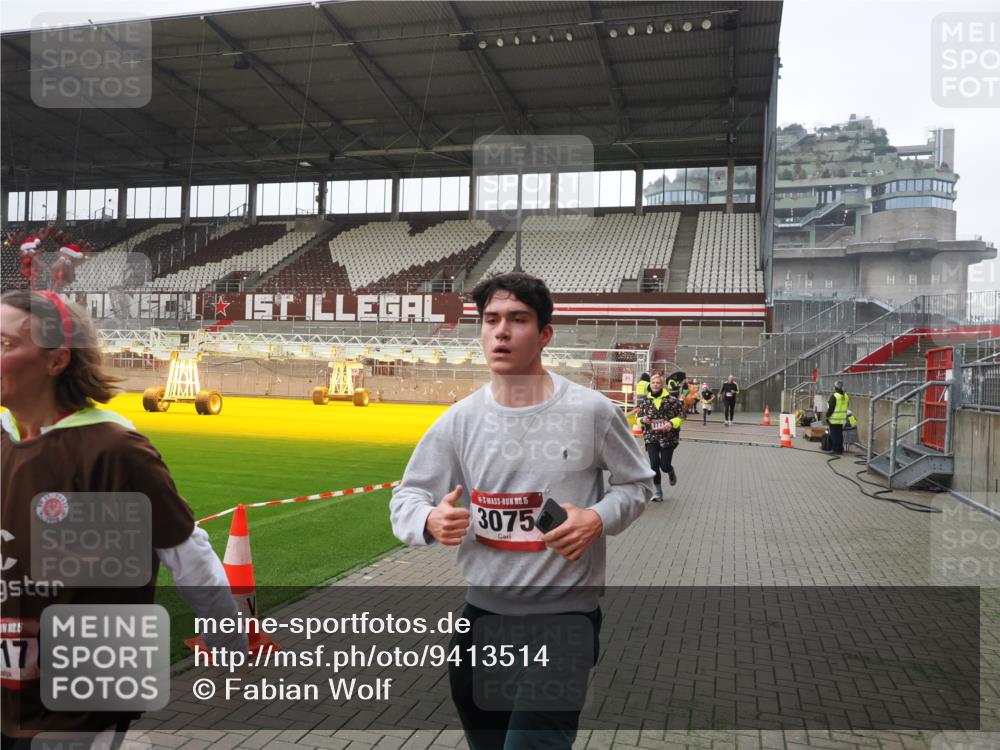 07.12.2025 - St. Pauli X-Mass-Run No. 15 Fabian Wolf http://msf.ph/oto/9413514 07.12.2025 11:19:52 Ziel 1343, 2217, 2581, 2771, 3075, 3160, 3822, 3823 meine-sportfotos.de