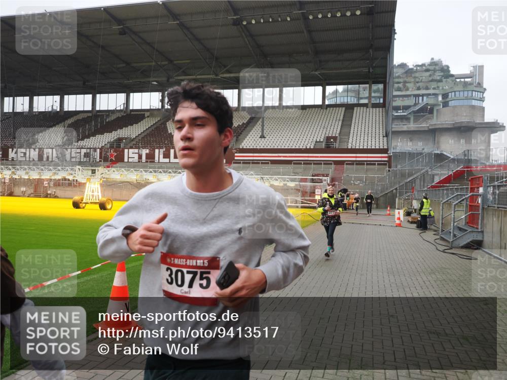 07.12.2025 - St. Pauli X-Mass-Run No. 15 Fabian Wolf http://msf.ph/oto/9413517 07.12.2025 11:19:52 Ziel 1343, 2217, 2581, 2771, 3075, 3160, 3822, 3823 meine-sportfotos.de