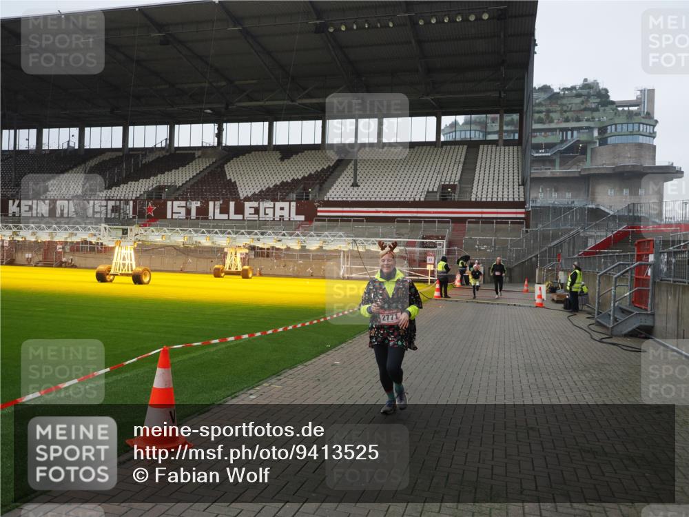 07.12.2025 - St. Pauli X-Mass-Run No. 15 Fabian Wolf http://msf.ph/oto/9413525 07.12.2025 11:19:53 Ziel 2217, 2581, 2771, 3075, 3160, 3170, 3324, 3822, 3823 meine-sportfotos.de