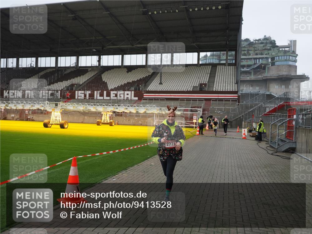 07.12.2025 - St. Pauli X-Mass-Run No. 15 Fabian Wolf http://msf.ph/oto/9413528 07.12.2025 11:19:54 Ziel 2217, 2581, 2771, 3075, 3160, 3170, 3324, 3822, 3823 meine-sportfotos.de