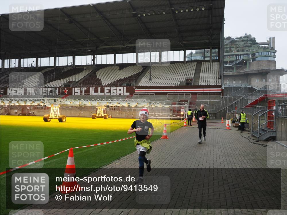 07.12.2025 - St. Pauli X-Mass-Run No. 15 Fabian Wolf http://msf.ph/oto/9413549 07.12.2025 11:19:58 Ziel 2217, 2581, 2771, 3075, 3160, 3170, 3324, 3822, 3823 meine-sportfotos.de