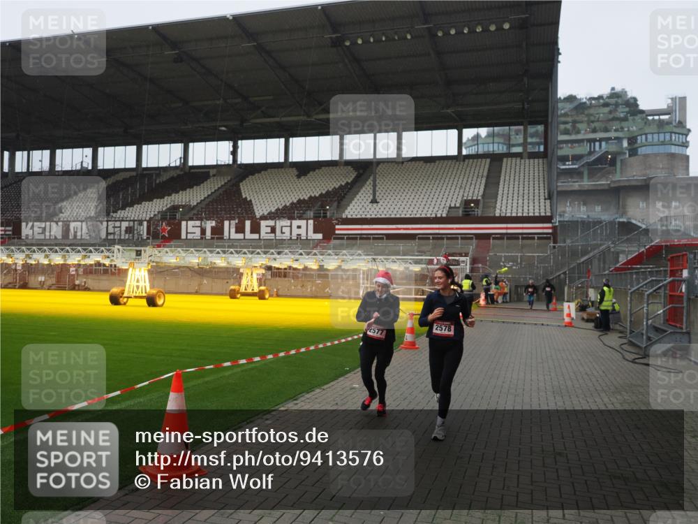 07.12.2025 - St. Pauli X-Mass-Run No. 15 Fabian Wolf http://msf.ph/oto/9413576 07.12.2025 11:20:12 Ziel 2577, 2578, 3170, 3324 meine-sportfotos.de