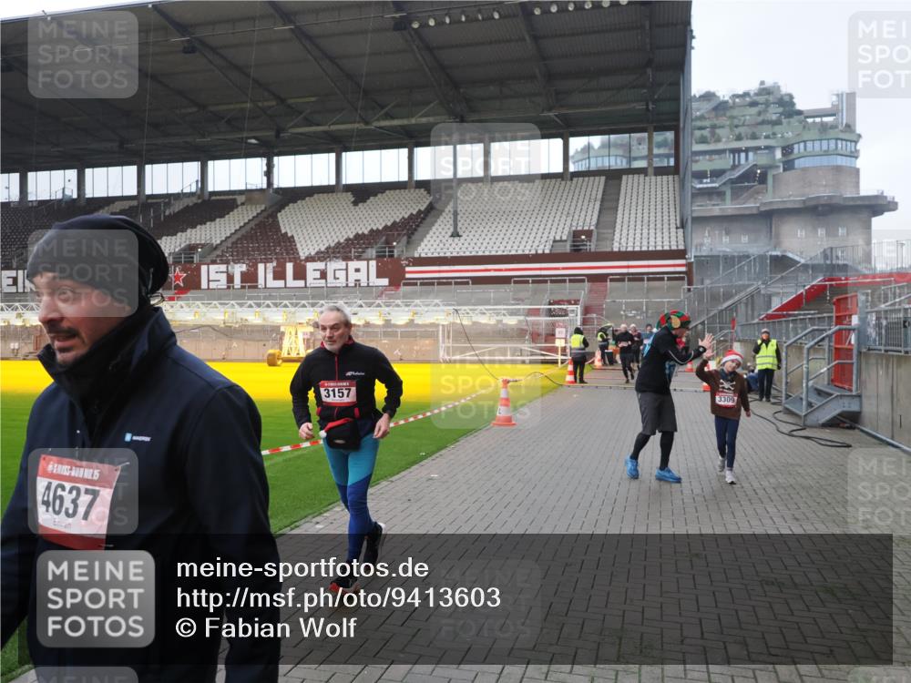 07.12.2025 - St. Pauli X-Mass-Run No. 15 Fabian Wolf http://msf.ph/oto/9413603 07.12.2025 11:20:26 Ziel 1135, 2132, 2134, 2305, 2577, 2578, 3129, 3157, 3309, 4637 meine-sportfotos.de