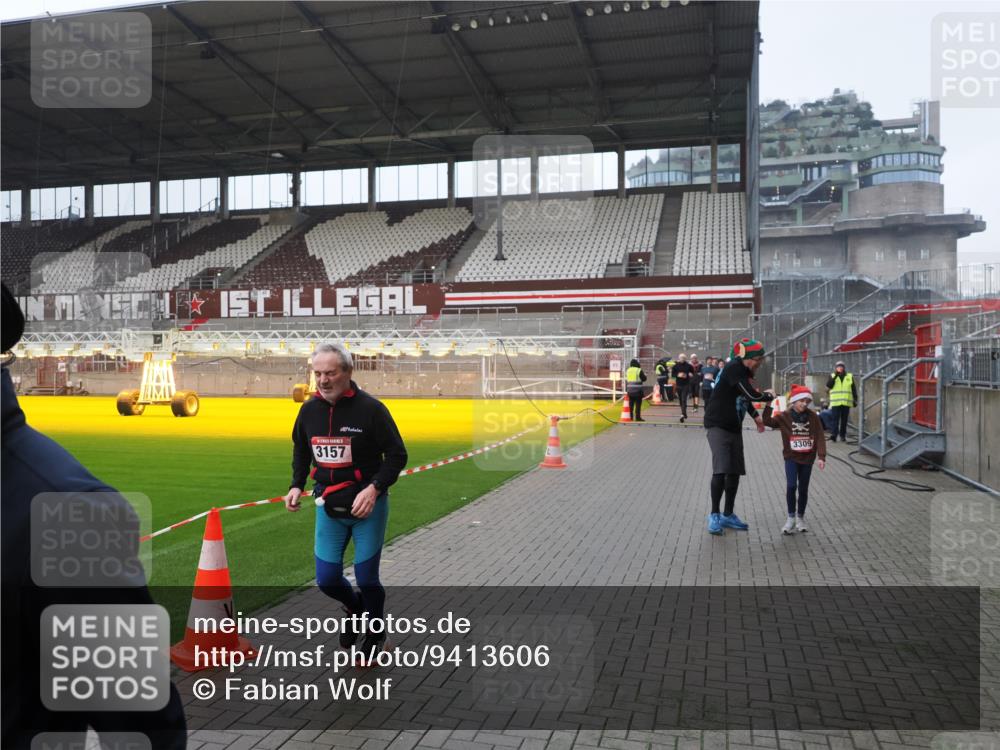 07.12.2025 - St. Pauli X-Mass-Run No. 15 Fabian Wolf http://msf.ph/oto/9413606 07.12.2025 11:20:26 Ziel 1135, 2132, 2134, 2305, 2577, 2578, 3129, 3157, 3309, 4637 meine-sportfotos.de