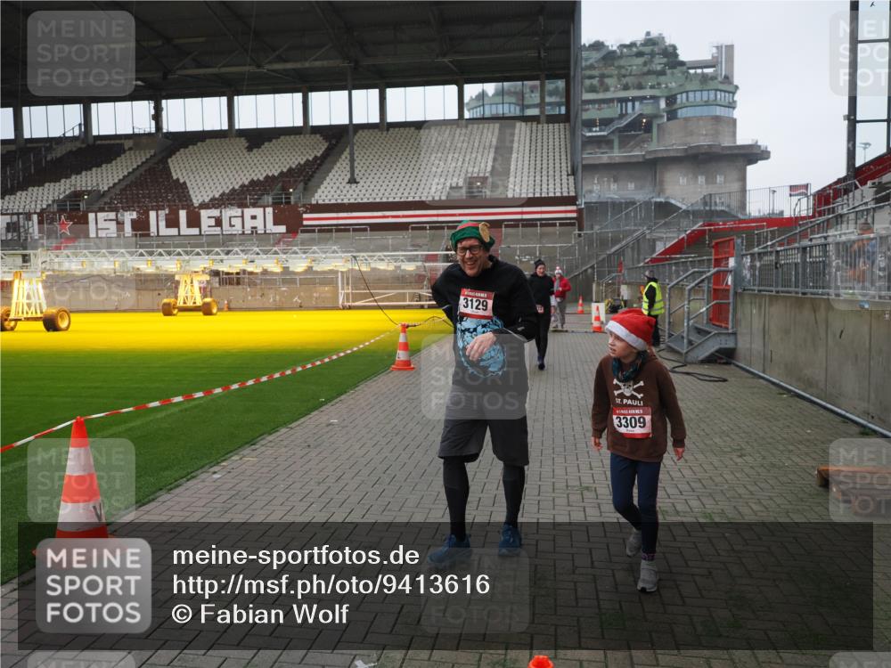 07.12.2025 - St. Pauli X-Mass-Run No. 15 Fabian Wolf http://msf.ph/oto/9413616 07.12.2025 11:20:29 Ziel 1020, 1135, 1614, 2132, 2134, 2242, 2305, 3129, 3157, 3309, 4637 meine-sportfotos.de