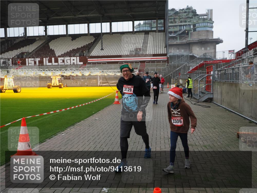 07.12.2025 - St. Pauli X-Mass-Run No. 15 Fabian Wolf http://msf.ph/oto/9413619 07.12.2025 11:20:29 Ziel 1020, 1135, 1614, 2132, 2134, 2242, 2305, 3129, 3157, 3309, 4637 meine-sportfotos.de