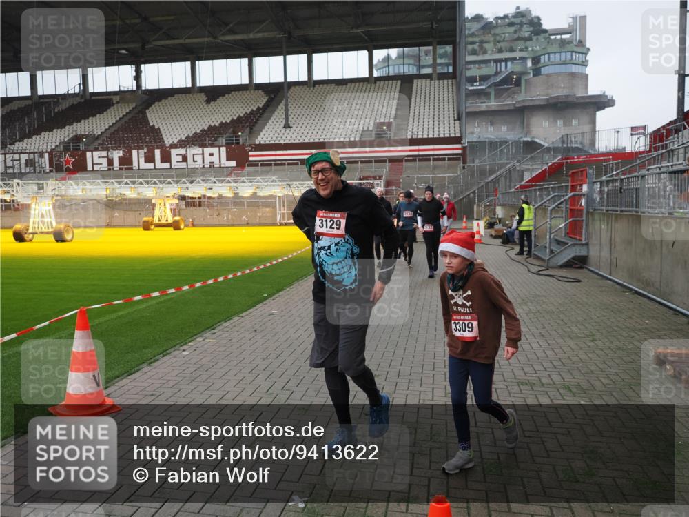 07.12.2025 - St. Pauli X-Mass-Run No. 15 Fabian Wolf http://msf.ph/oto/9413622 07.12.2025 11:20:30 Ziel 1020, 1135, 1614, 2132, 2134, 2242, 2305, 3129, 3157, 3309, 4637 meine-sportfotos.de
