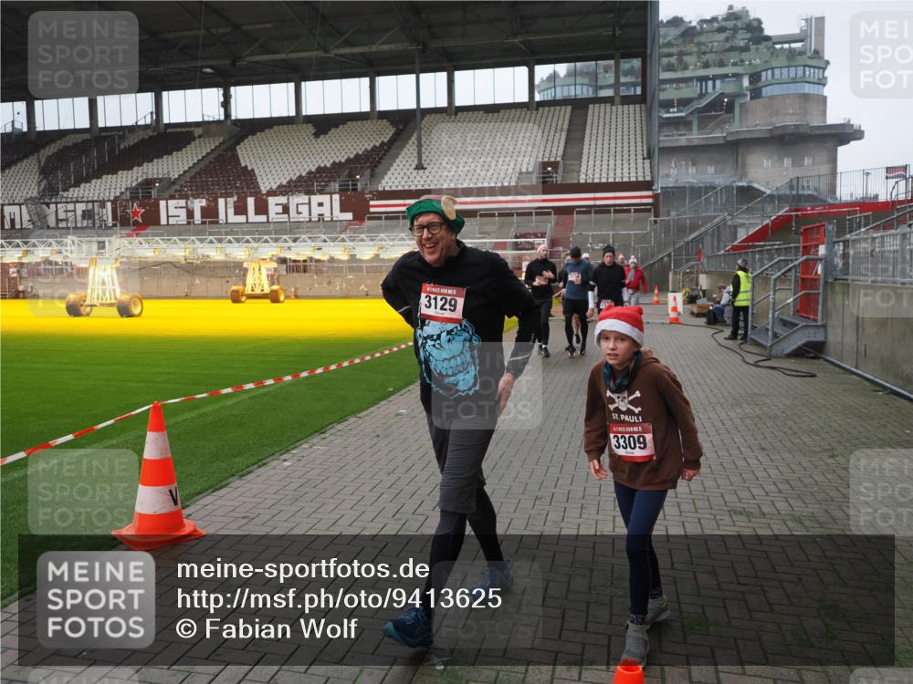 07.12.2025 - St. Pauli X-Mass-Run No. 15 Fabian Wolf http://msf.ph/oto/9413625 07.12.2025 11:20:30 Ziel 1020, 1135, 1614, 2132, 2134, 2242, 2305, 3129, 3157, 3309, 4637 meine-sportfotos.de