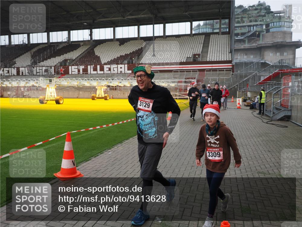 07.12.2025 - St. Pauli X-Mass-Run No. 15 Fabian Wolf http://msf.ph/oto/9413628 07.12.2025 11:20:30 Ziel 1020, 1135, 1614, 2132, 2134, 2242, 2305, 3129, 3157, 3309, 4637 meine-sportfotos.de