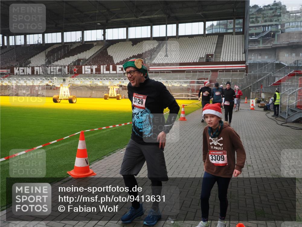 07.12.2025 - St. Pauli X-Mass-Run No. 15 Fabian Wolf http://msf.ph/oto/9413631 07.12.2025 11:20:30 Ziel 1020, 1135, 1614, 2132, 2134, 2242, 2305, 3129, 3157, 3309, 4637 meine-sportfotos.de