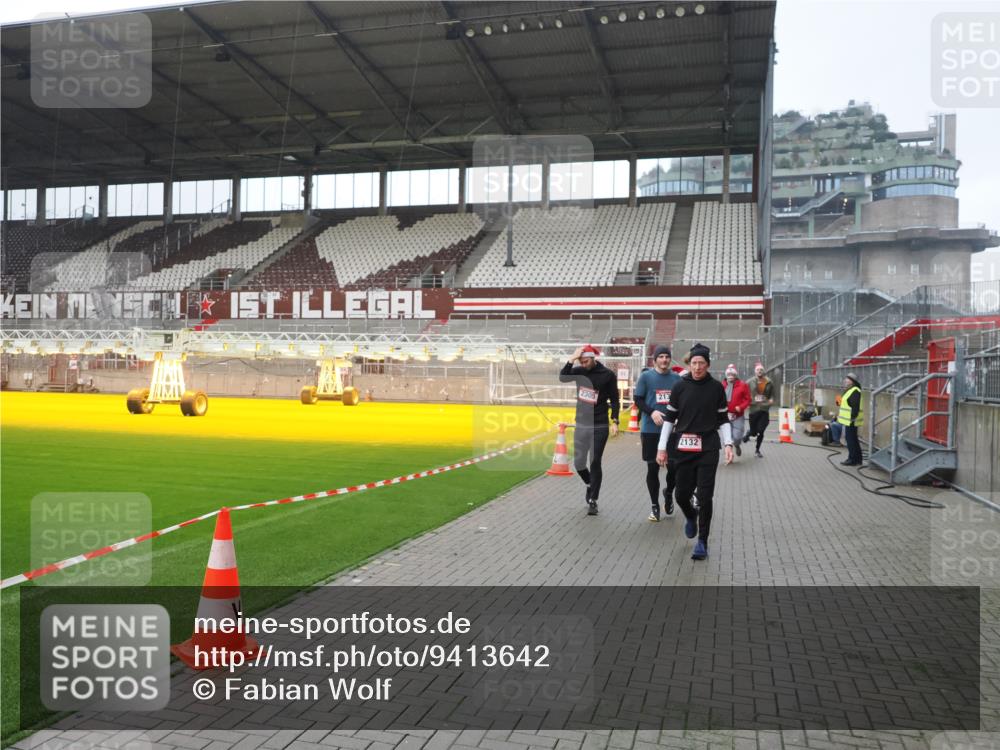 07.12.2025 - St. Pauli X-Mass-Run No. 15 Fabian Wolf http://msf.ph/oto/9413642 07.12.2025 11:20:32 Ziel 1020, 1135, 1614, 2132, 2134, 2242, 2305, 3129, 3157, 3309, 4637 meine-sportfotos.de