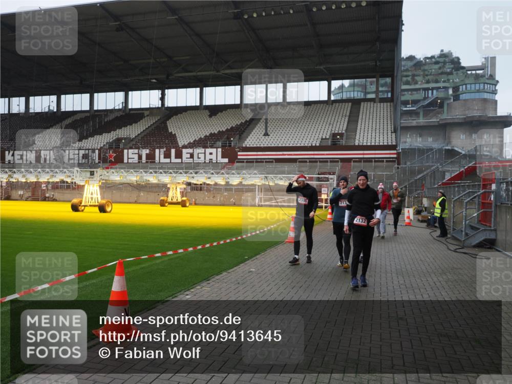 07.12.2025 - St. Pauli X-Mass-Run No. 15 Fabian Wolf http://msf.ph/oto/9413645 07.12.2025 11:20:32 Ziel 1020, 1135, 1614, 2132, 2134, 2242, 2305, 3129, 3157, 3309, 4637 meine-sportfotos.de