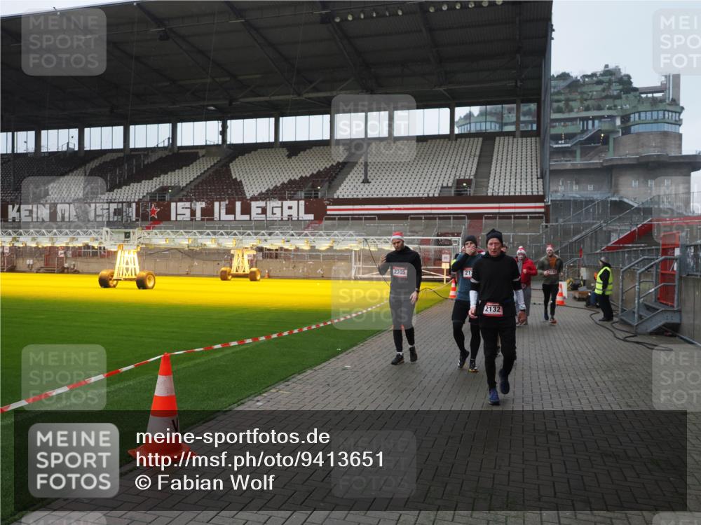 07.12.2025 - St. Pauli X-Mass-Run No. 15 Fabian Wolf http://msf.ph/oto/9413651 07.12.2025 11:20:33 Ziel 1020, 1135, 1614, 2132, 2134, 2242, 2305, 3129, 3157, 3309, 4637 meine-sportfotos.de
