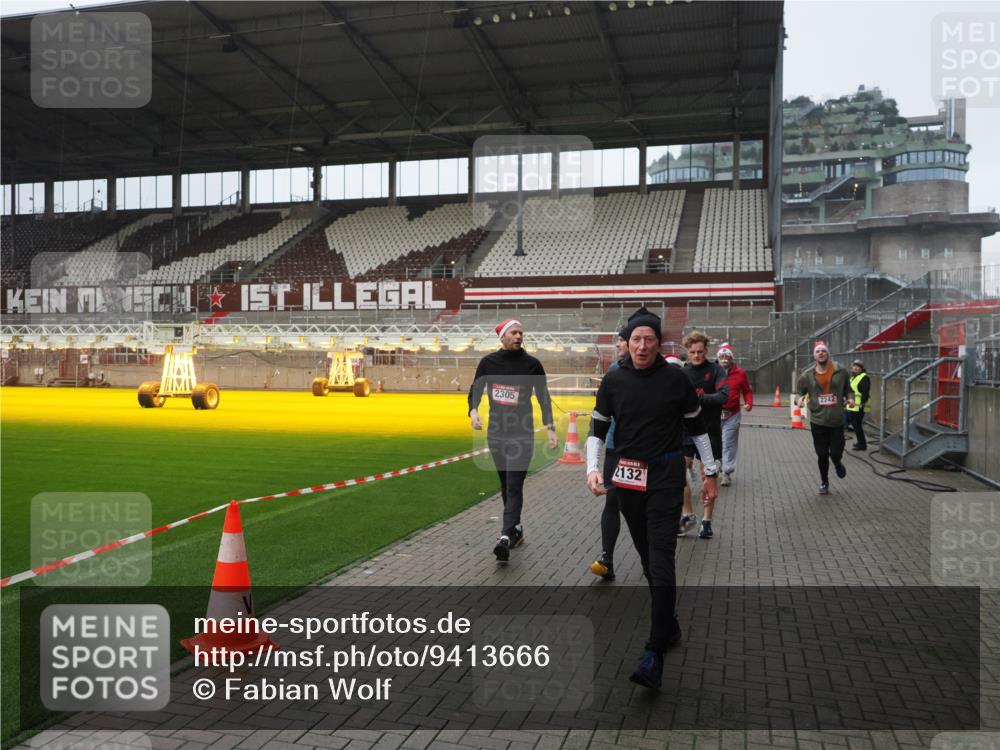 07.12.2025 - St. Pauli X-Mass-Run No. 15 Fabian Wolf http://msf.ph/oto/9413666 07.12.2025 11:20:34 Ziel 1020, 1135, 1614, 2132, 2134, 2242, 2305, 3129, 3157, 3309, 4637 meine-sportfotos.de