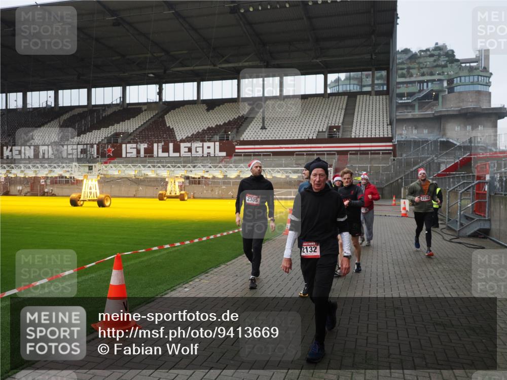 07.12.2025 - St. Pauli X-Mass-Run No. 15 Fabian Wolf http://msf.ph/oto/9413669 07.12.2025 11:20:34 Ziel 1020, 1135, 1614, 2132, 2134, 2242, 2305, 3129, 3157, 3309, 4637 meine-sportfotos.de