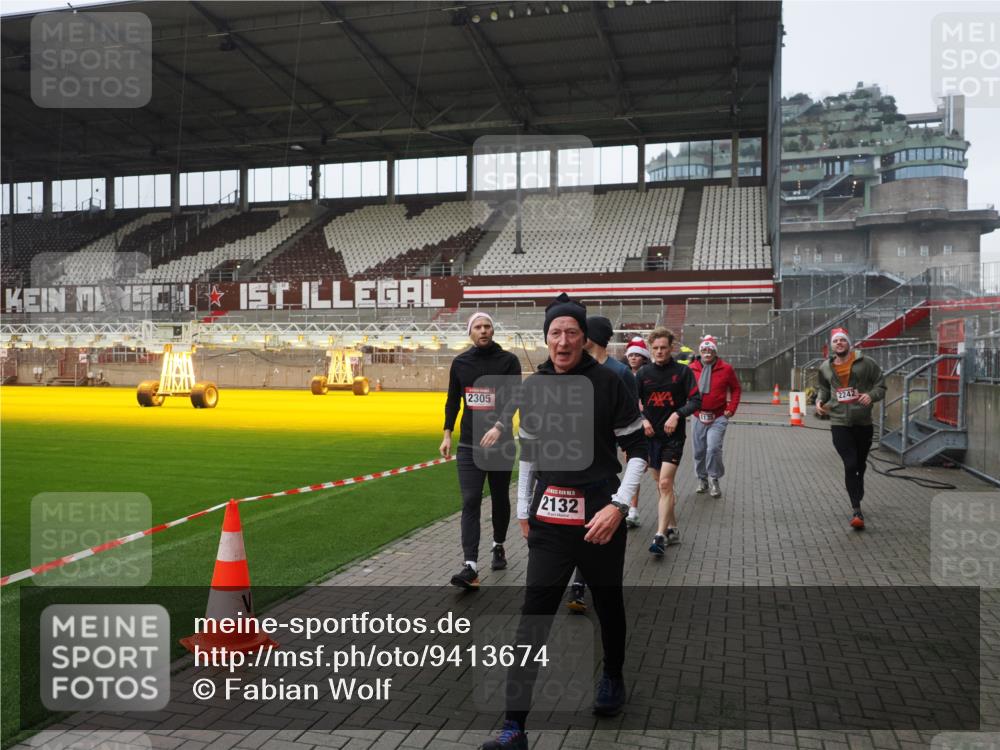 07.12.2025 - St. Pauli X-Mass-Run No. 15 Fabian Wolf http://msf.ph/oto/9413674 07.12.2025 11:20:34 Ziel 1020, 1135, 1614, 2132, 2134, 2242, 2305, 3129, 3157, 3309, 4637 meine-sportfotos.de