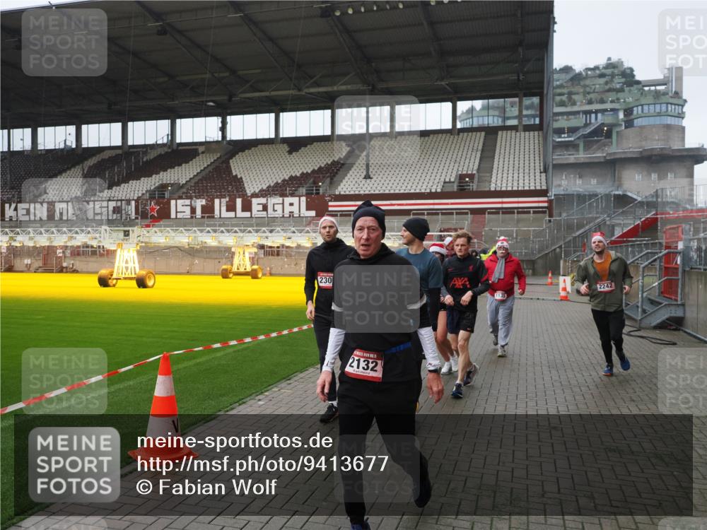 07.12.2025 - St. Pauli X-Mass-Run No. 15 Fabian Wolf http://msf.ph/oto/9413677 07.12.2025 11:20:35 Ziel 1020, 1135, 1614, 2132, 2134, 2242, 2305, 3129, 3309 meine-sportfotos.de