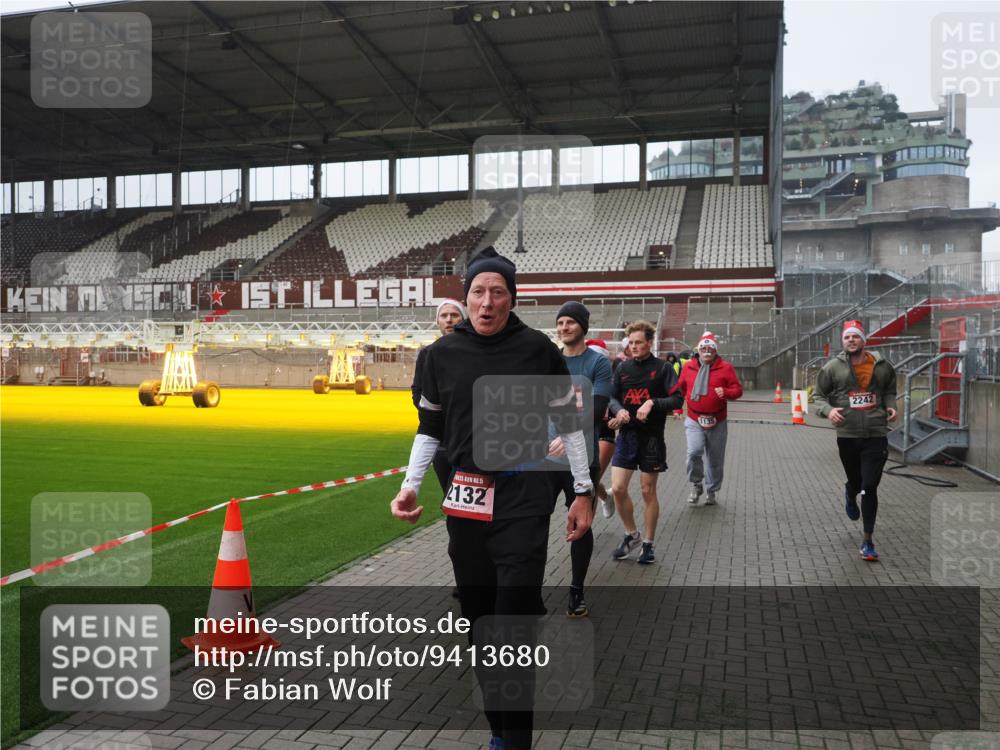 07.12.2025 - St. Pauli X-Mass-Run No. 15 Fabian Wolf http://msf.ph/oto/9413680 07.12.2025 11:20:35 Ziel 1020, 1135, 1614, 2132, 2134, 2242, 2305, 3129, 3309 meine-sportfotos.de