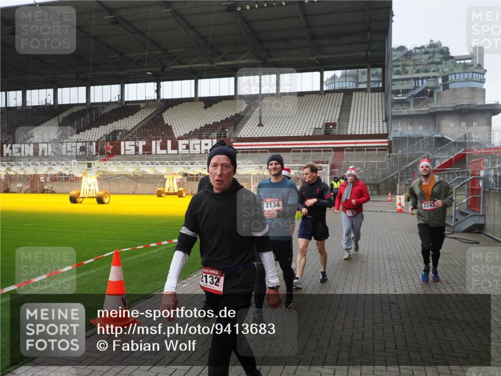07.12.2025 - St. Pauli X-Mass-Run No. 15 Fabian Wolf http://msf.ph/oto/9413683 07.12.2025 11:20:35 Ziel 1020, 1135, 1614, 2132, 2134, 2242, 2305, 3129, 3309 meine-sportfotos.de