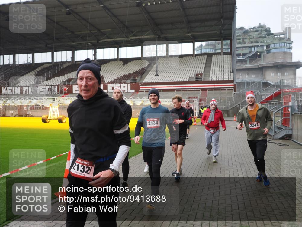 07.12.2025 - St. Pauli X-Mass-Run No. 15 Fabian Wolf http://msf.ph/oto/9413688 07.12.2025 11:20:35 Ziel 1020, 1135, 1614, 2132, 2134, 2242, 2305, 3129, 3309 meine-sportfotos.de