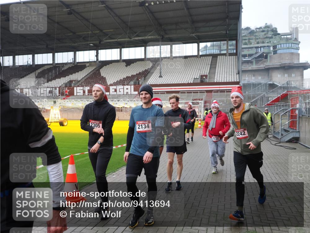 07.12.2025 - St. Pauli X-Mass-Run No. 15 Fabian Wolf http://msf.ph/oto/9413694 07.12.2025 11:20:36 Ziel 1020, 1135, 1614, 2132, 2134, 2242, 2305, 3129, 3309 meine-sportfotos.de