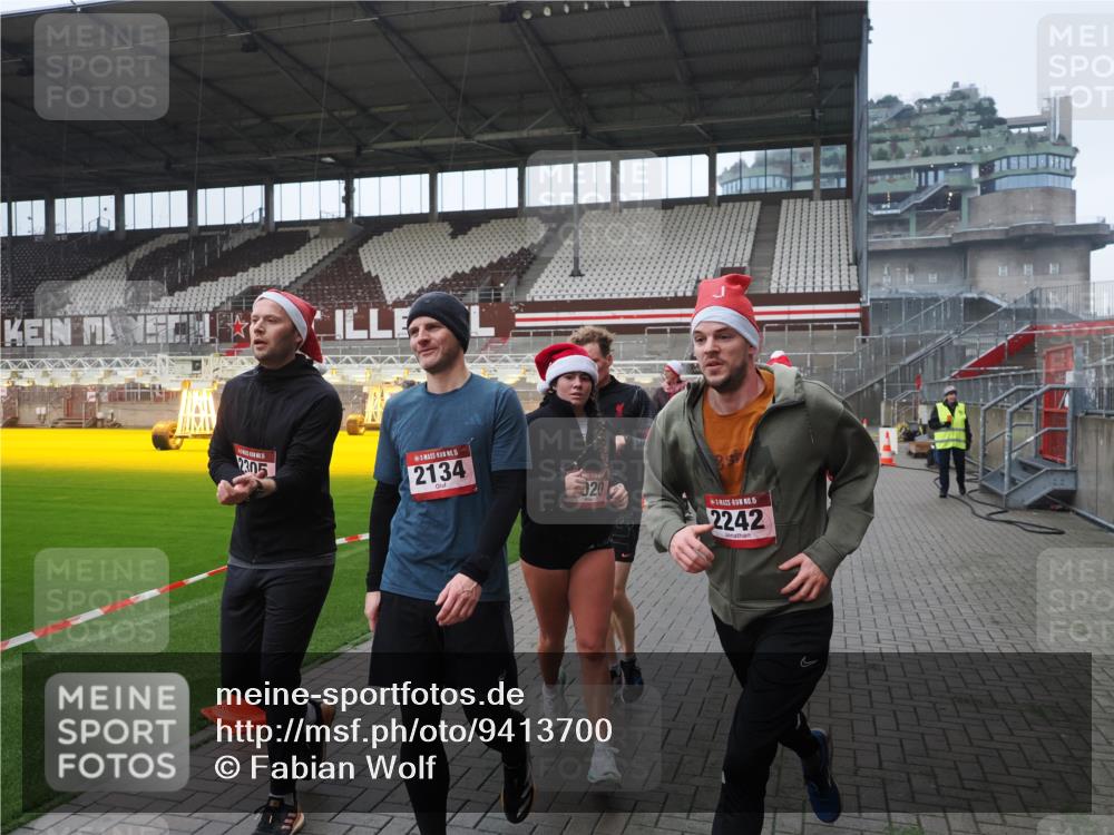 07.12.2025 - St. Pauli X-Mass-Run No. 15 Fabian Wolf http://msf.ph/oto/9413700 07.12.2025 11:20:36 Ziel 1020, 1135, 1614, 2132, 2134, 2242, 2305, 3129, 3309 meine-sportfotos.de