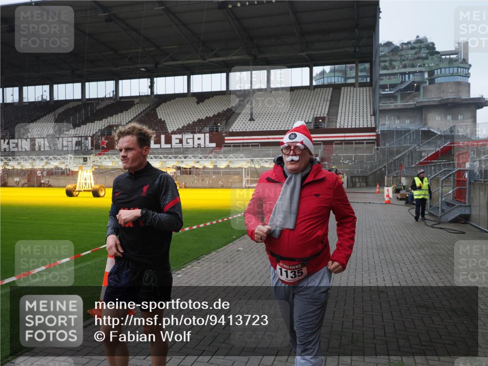 07.12.2025 - St. Pauli X-Mass-Run No. 15 Fabian Wolf http://msf.ph/oto/9413723 07.12.2025 11:20:38 Ziel 1020, 1135, 1614, 2132, 2134, 2242, 2305, 3129, 3309 meine-sportfotos.de