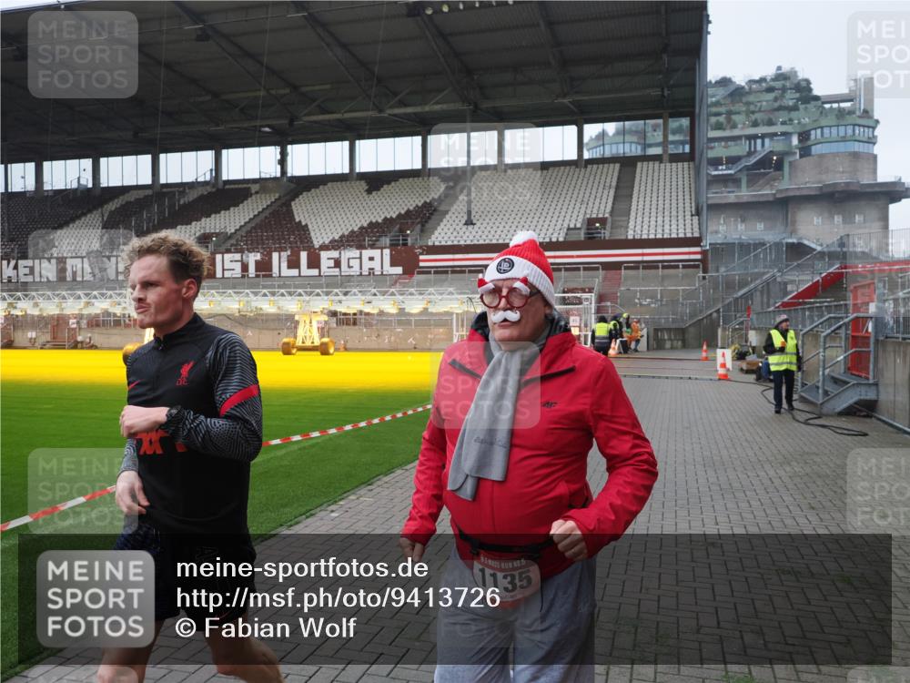 07.12.2025 - St. Pauli X-Mass-Run No. 15 Fabian Wolf http://msf.ph/oto/9413726 07.12.2025 11:20:38 Ziel 1020, 1135, 1614, 2132, 2134, 2242, 2305, 3129, 3309 meine-sportfotos.de
