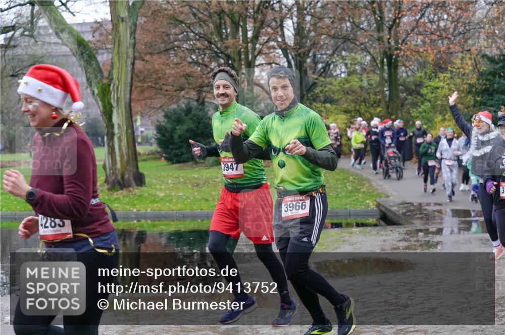07.12.2025 - St. Pauli X-Mass-Run No. 15 Michael Burmester http://msf.ph/oto/9413752 07.12.2025 11:46:11 Laufen 4285, 3947, 3966 meine-sportfotos.de