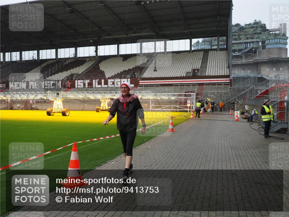 07.12.2025 - St. Pauli X-Mass-Run No. 15 Fabian Wolf http://msf.ph/oto/9413753 07.12.2025 11:20:41 Ziel 1020, 1135, 1614, 2132, 2134, 2242, 2305 meine-sportfotos.de