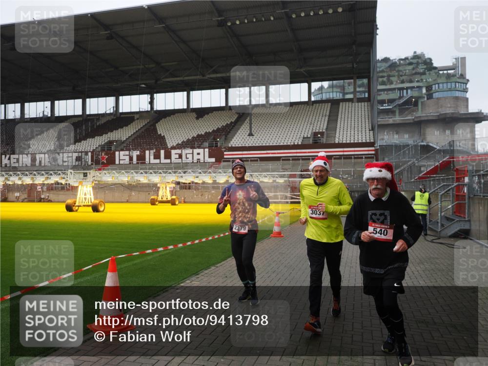 07.12.2025 - St. Pauli X-Mass-Run No. 15 Fabian Wolf http://msf.ph/oto/9413798 07.12.2025 11:20:54 Ziel 540, 765, 2379, 2462, 2601, 3037 meine-sportfotos.de