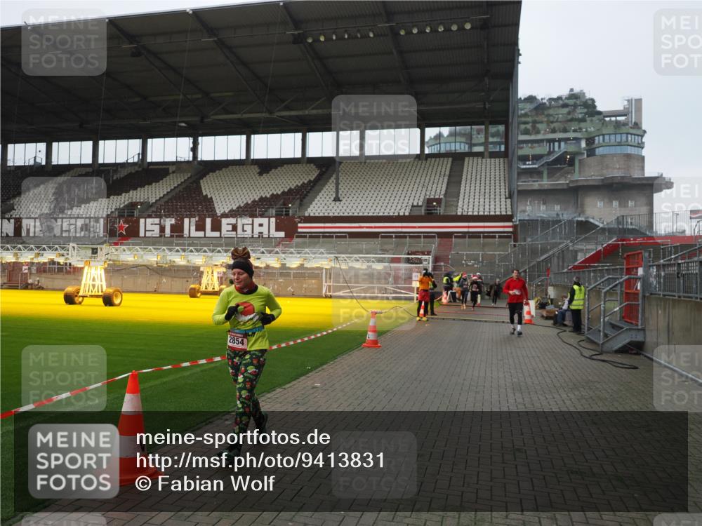 07.12.2025 - St. Pauli X-Mass-Run No. 15 Fabian Wolf http://msf.ph/oto/9413831 07.12.2025 11:21:06 Ziel 540, 2379, 2854, 3037, 3135 meine-sportfotos.de