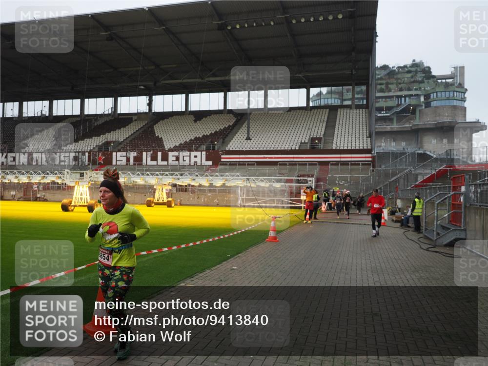07.12.2025 - St. Pauli X-Mass-Run No. 15 Fabian Wolf http://msf.ph/oto/9413840 07.12.2025 11:21:07 Ziel 540, 2375, 2376, 2854, 3135 meine-sportfotos.de
