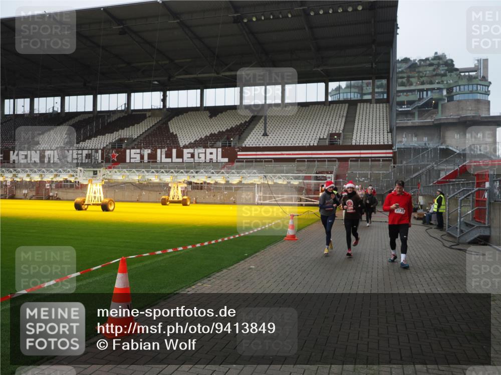 07.12.2025 - St. Pauli X-Mass-Run No. 15 Fabian Wolf http://msf.ph/oto/9413849 07.12.2025 11:21:11 Ziel 2375, 2376, 2854, 2867, 3135, 3220 meine-sportfotos.de